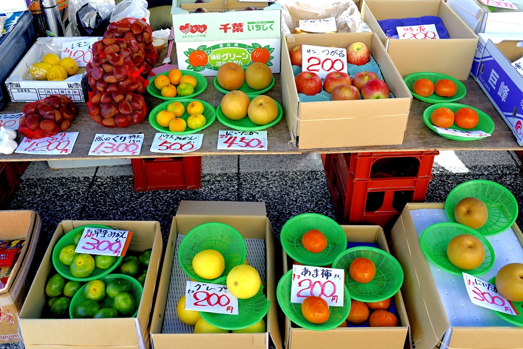 旬の果物が露店に並ぶ