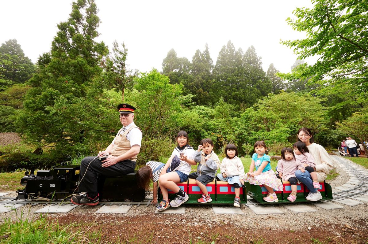 入口の駅舎テラスから停車場ステージまでを運行