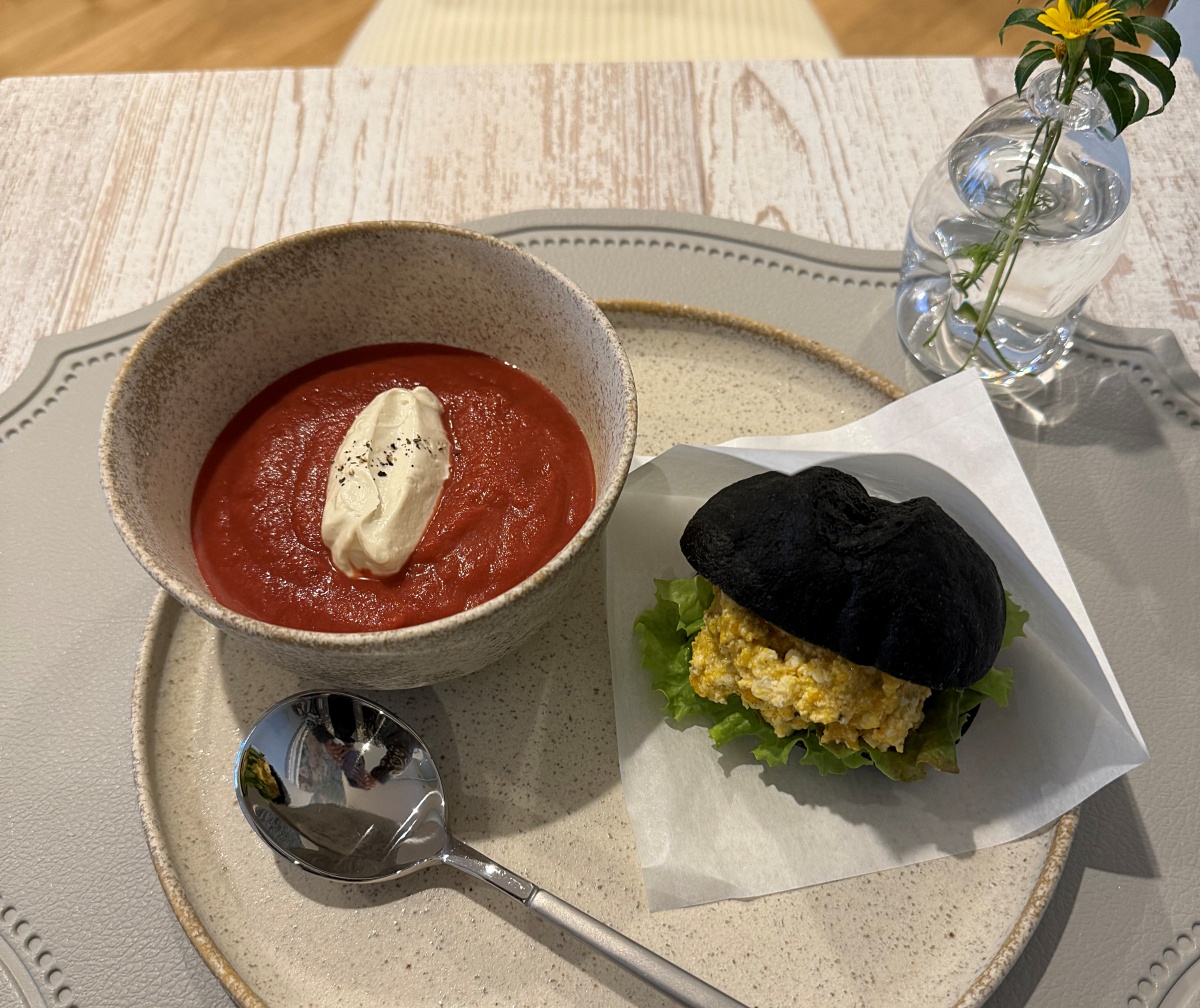 左から「ビーツのデトックススープ」432円、「ヴィーガン卵風サンド」432円