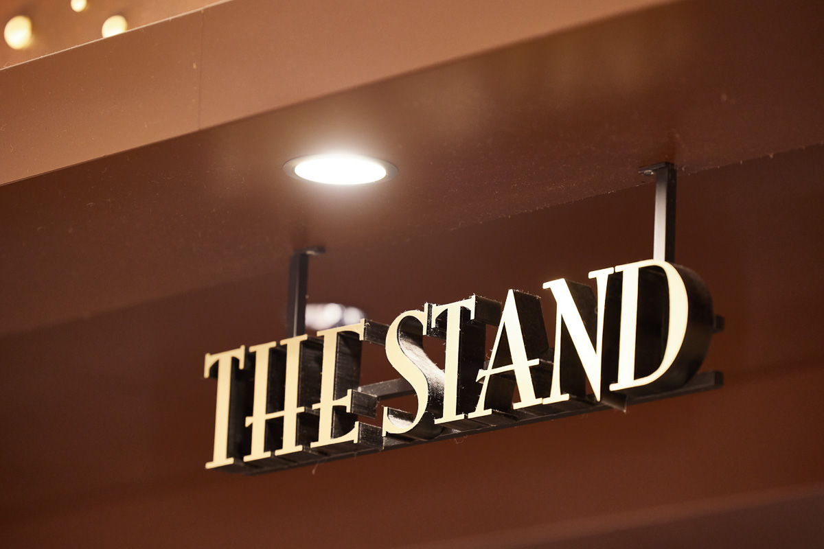 「THE STAND」の控えめでいてリッチな看板が目印