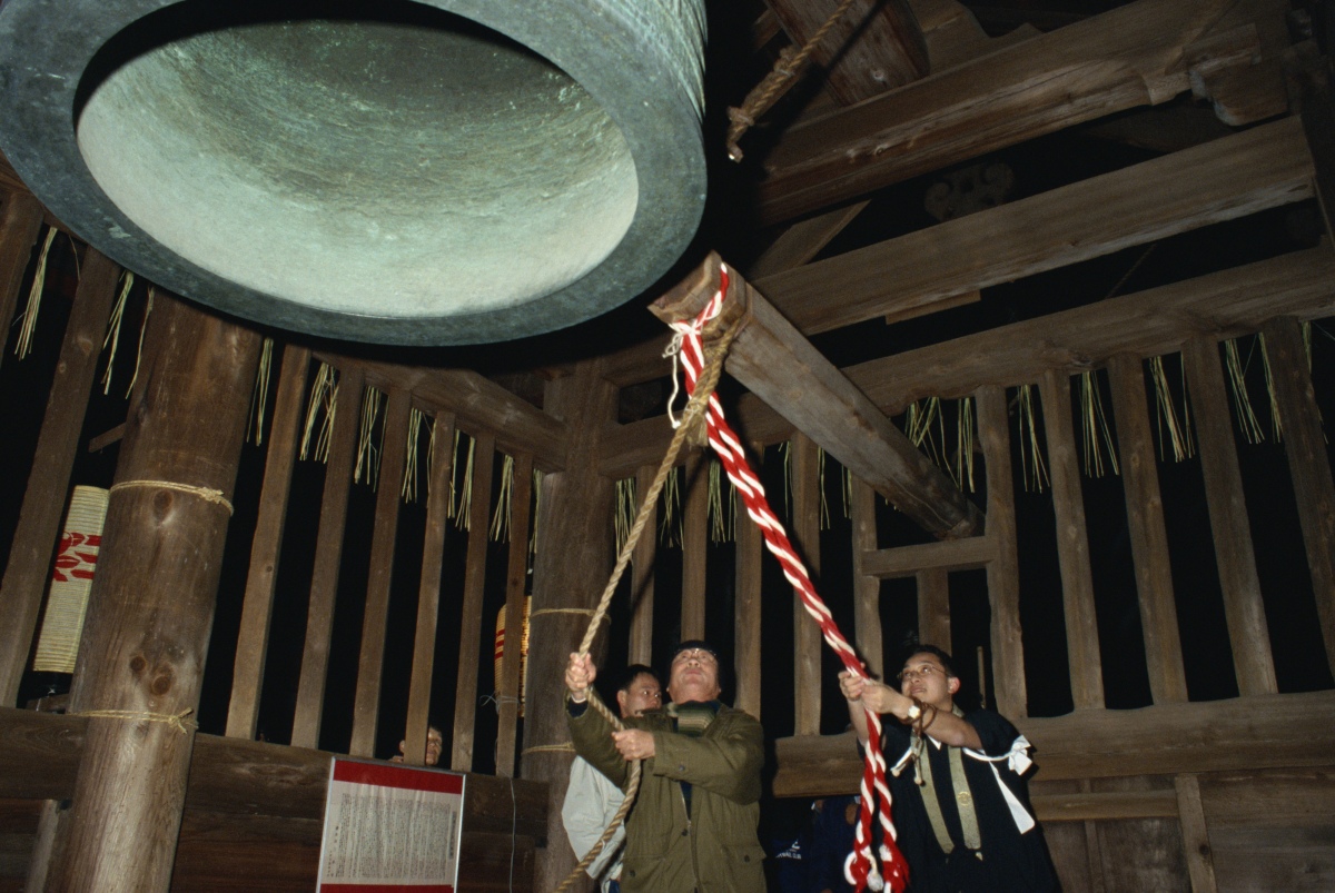 12月31日の除夜の鐘は、三井寺の年中行事のハイライト。役僧の厳かな声と銅鑼の音を合図に、古式にのっとって鐘が鳴らされる／写真提供：三井寺