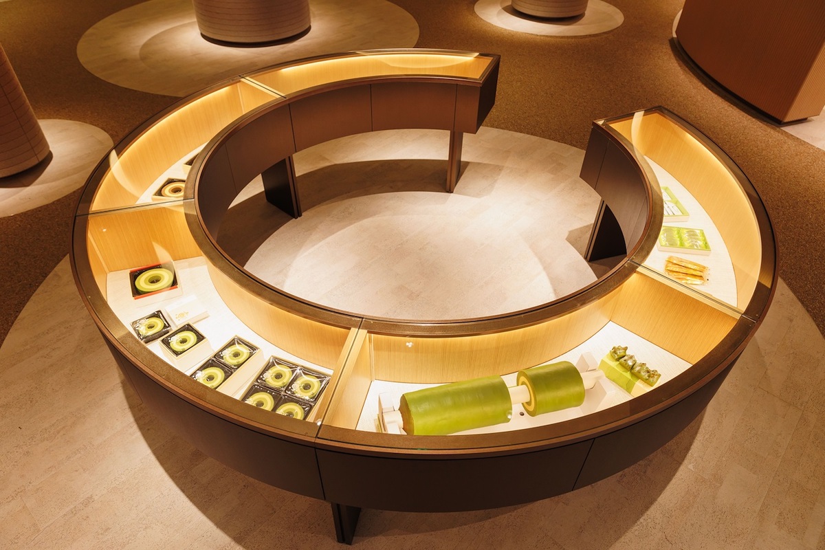 ショーケースもバームクーヘン仕様に/©︎atelier京ばあむ