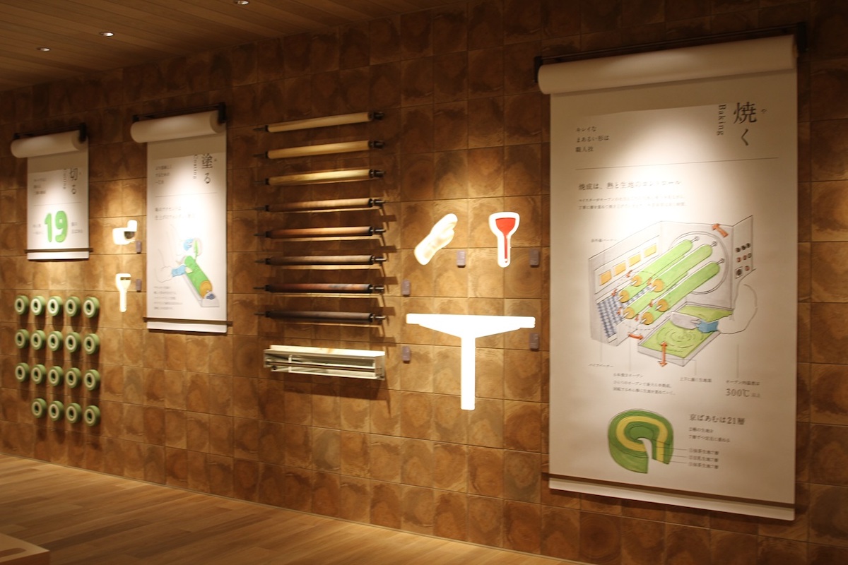 「京ばあむ」を製造するときに使われる道具が展示されている