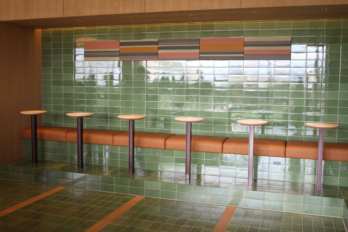 抹茶のような鮮やかな緑色のタイルが印象的