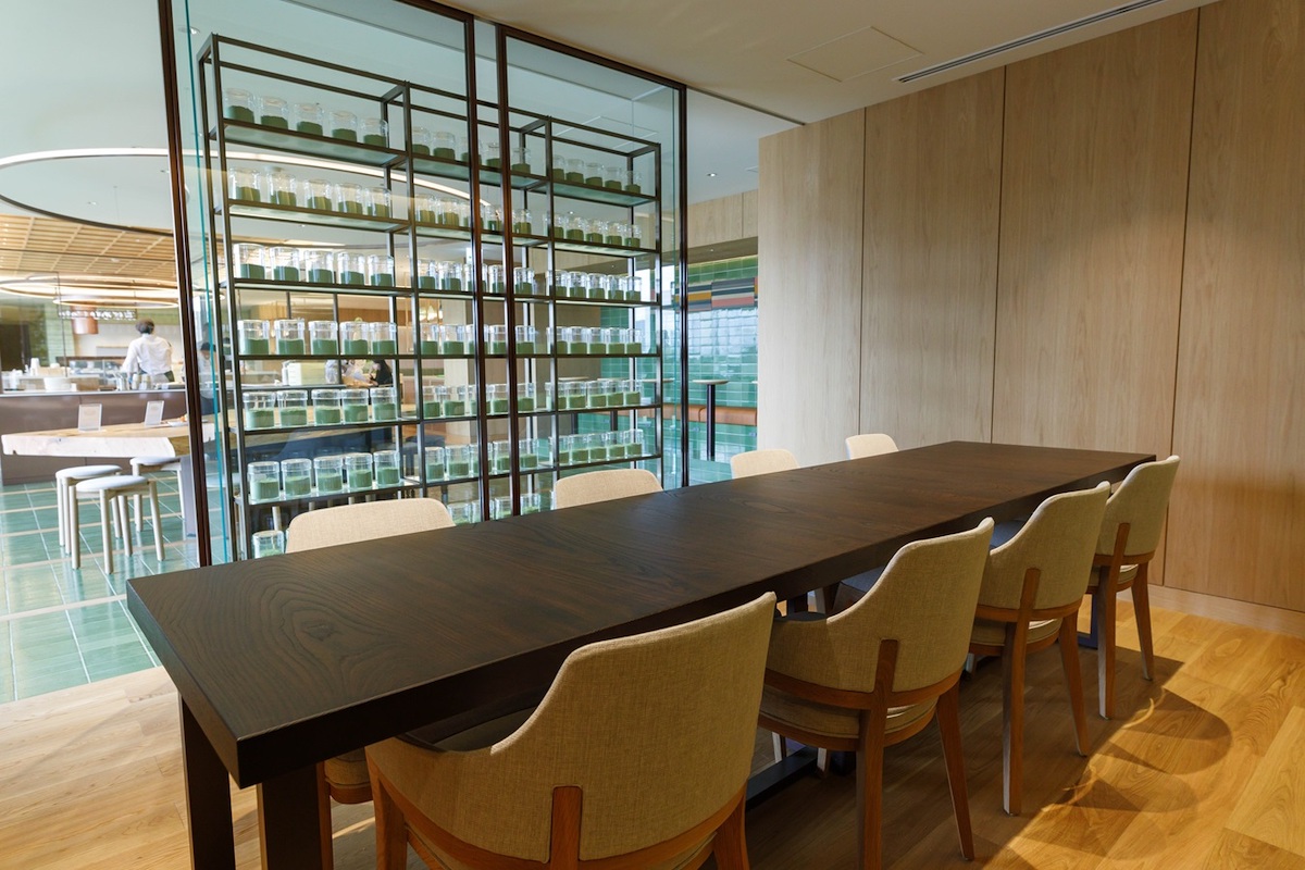 半個室のテーブル席もある/©︎atelier京ばあむ