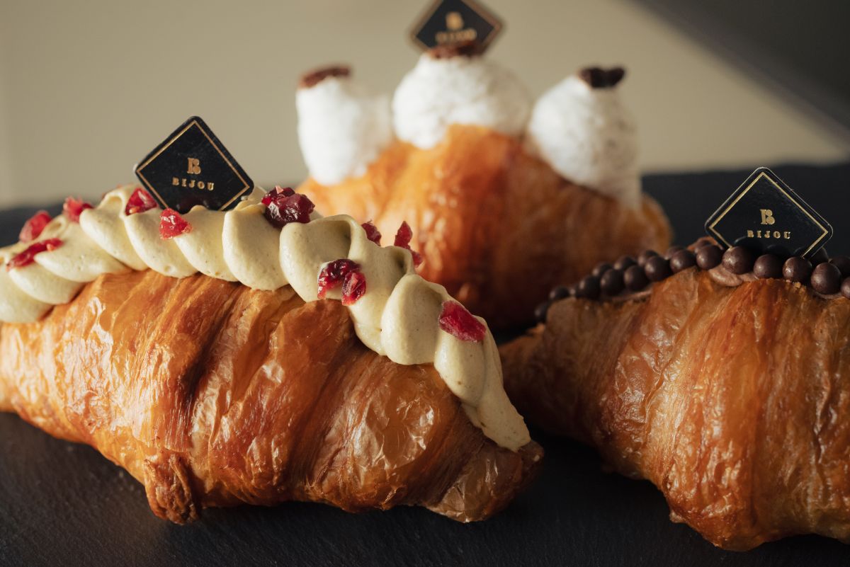 写真左から「極上ピスタチオクリーム」594円、「自家製アールグレイチーズクリーム」518円、「パールクロッカンショコラ」594円