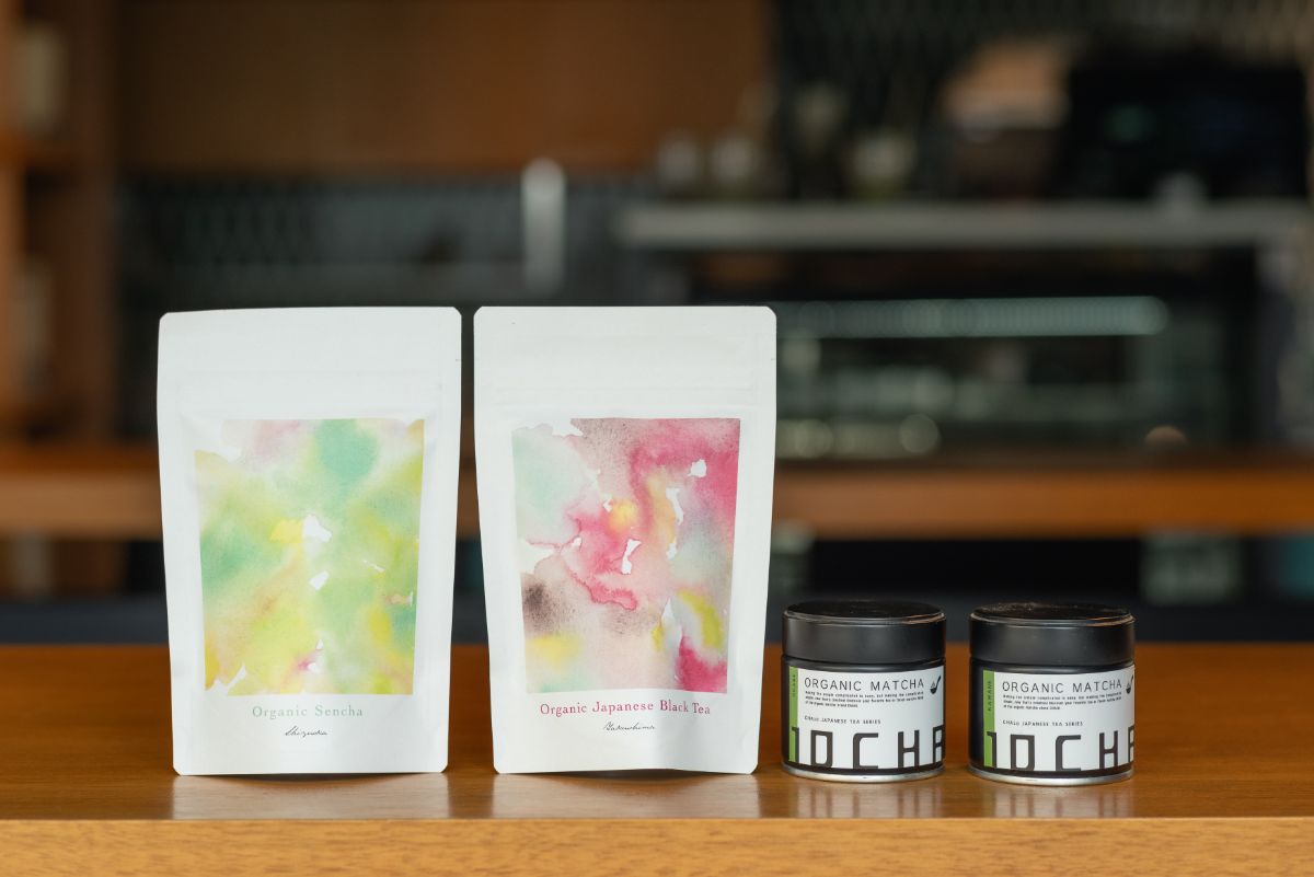 左から、「静岡産オーガニック煎茶」640円、「有機和紅茶」640円、「オーガニック抹茶（川根）」980円、「オーガニック抹茶（岡部）」1180円