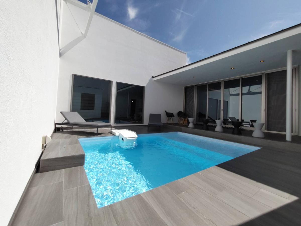 中庭のプライベートプール