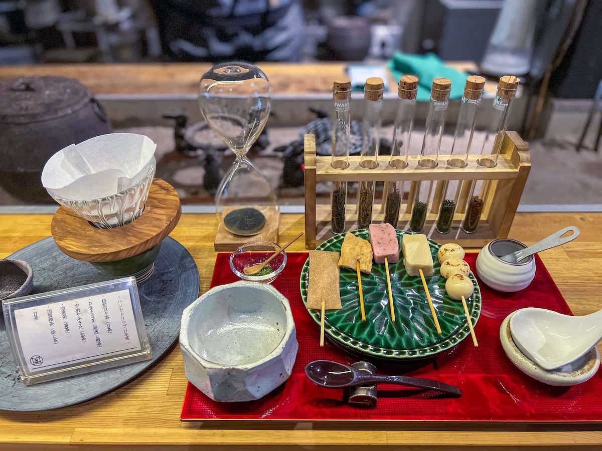 ※2023年11月現在、皿右のお団子は2本に変更