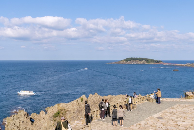 サスペンスドラマの聖地としても有名。東尋坊商店街の先端にある岩場テラスからは、「神の島」と呼ばれる雄島も見晴らせます