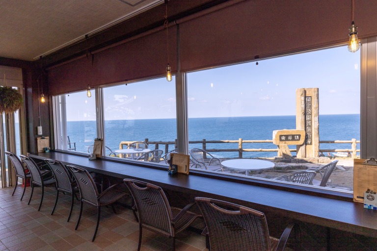 見晴らしのいいカウンター席。店内はペット同伴OKで、水飲みやごはん用の食器も完備されています