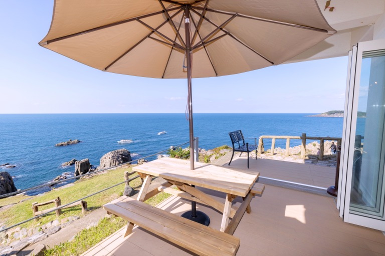 店の奥にあるウッドデッキのテラス席。荒々しい岩場が見晴らせます