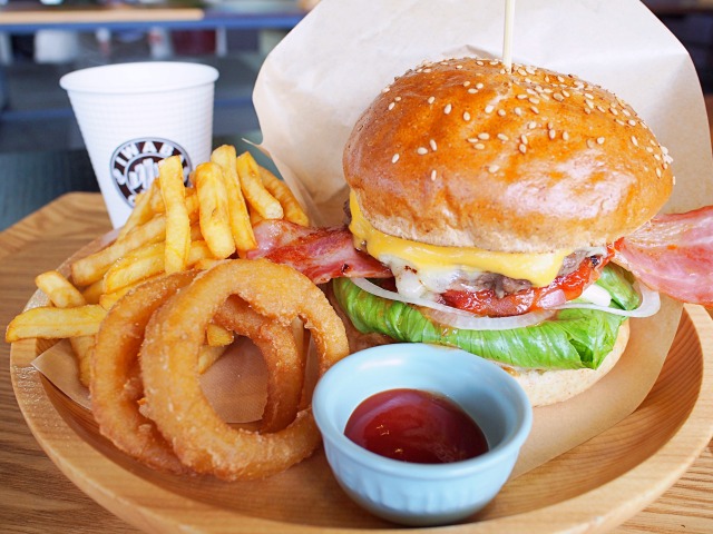 「超あらびき岩バーガー」1580円、キリマンジャロベースの「岩場ブレンド」（M）530円。バーガーはこのほかに地魚を使った「海鮮カツバーガー」、「照り焼きチーズバーガー」各1580円があります