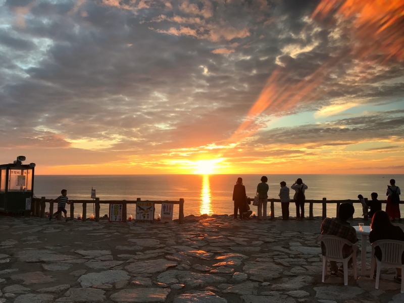 「日本の夕陽百選」に選ばれた雄大なサンセット。夕陽を目当てに訪れる人も多いそう
