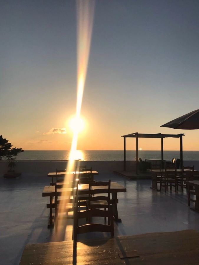 屋上テラスから見る夕陽は、まるで海外リゾートにいるような風景