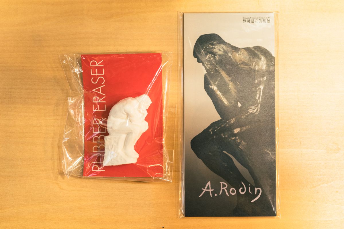 「考える人 消しゴム」550円（写真左）、「考える人 一筆箋」440円（写真右）