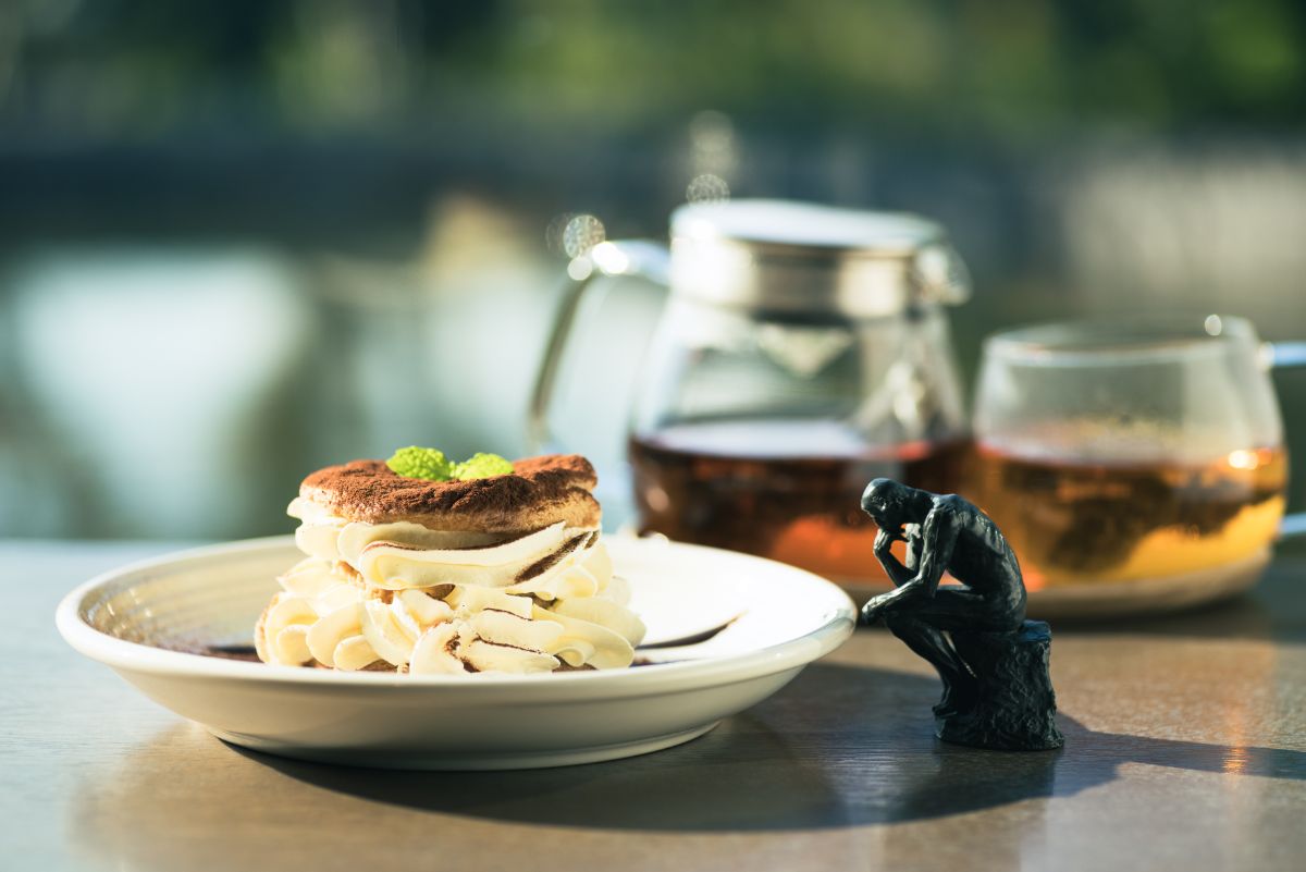 「ふんわりこびとぱんのティラミス」550円、「和紅茶（マイルド）」500円