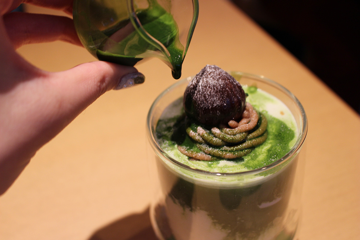 抹茶ソースをかけて…