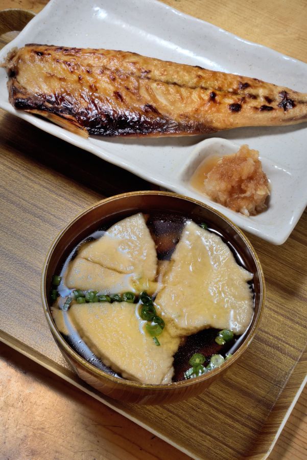 炭火で焼いたほくほくの焼魚は、日によって種類が異なる（この日はホッケ）