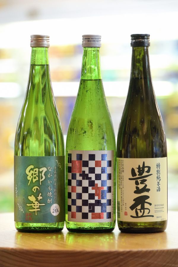 左から、郷の華720ml 1870円、悟空 純米吟醸(生)720ml 1760円、豊盃 特別純米酒720ml 1760円
