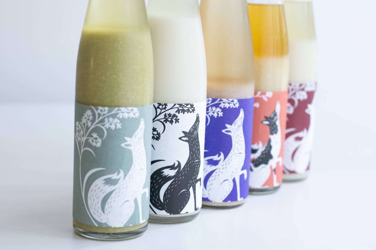 ハッピーどぶろく1760円、“something happyシリーズ”「政所の茶縁」「赤丸薄荷」「ハニカム葡萄」「オリエンタルホエー」各2420円※「オリエンタルホエー」のみ湖のスコーレ限定販売