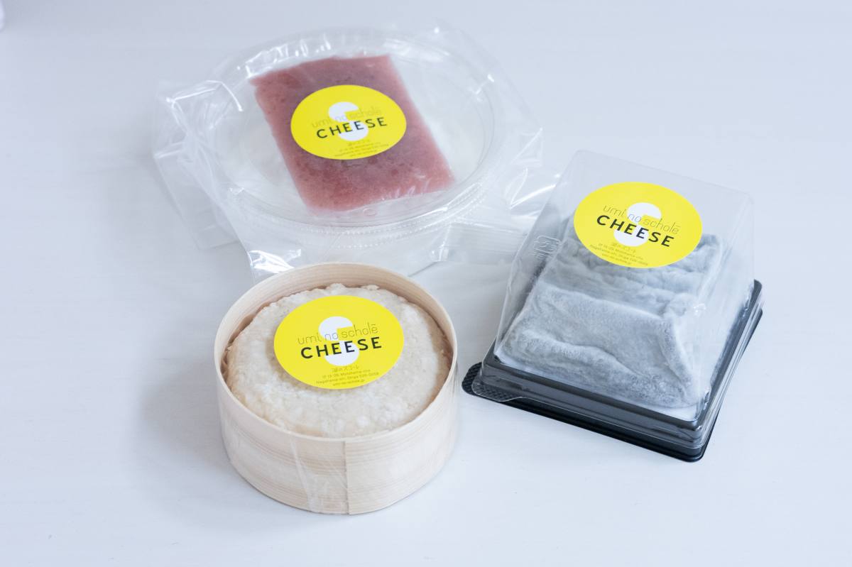 （画像左）みそフロマージュハーフ620円／ホール1210円、（画像右）竹炭フロマージュハーフ620円／ホール1210円／ホール（熟成）1400円、（画像奥）フロマージュブラン苺90g420円／180g850円