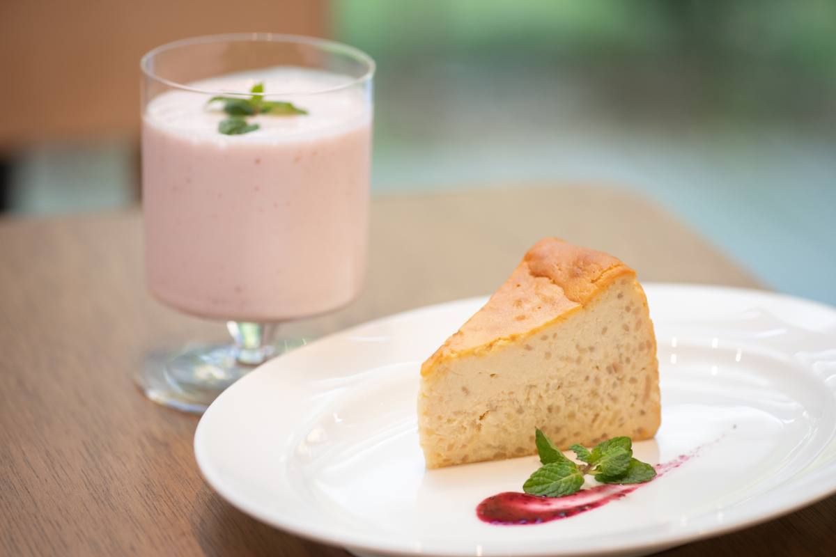 米糀チーズケーキ580円、ハッピー甘酒いちごスムージー1000円