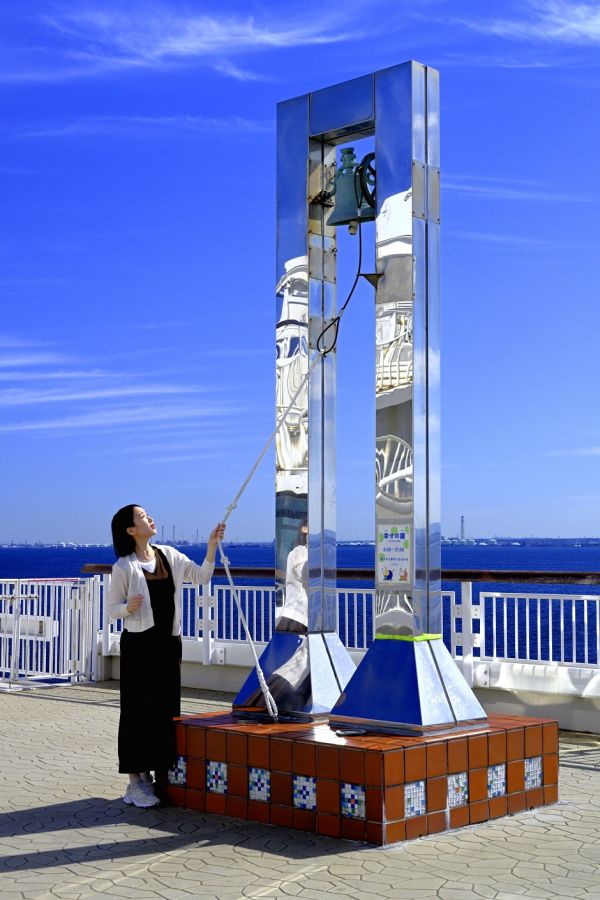 木更津側展望デッキ（5階）にある「海ほたる幸せの鐘」