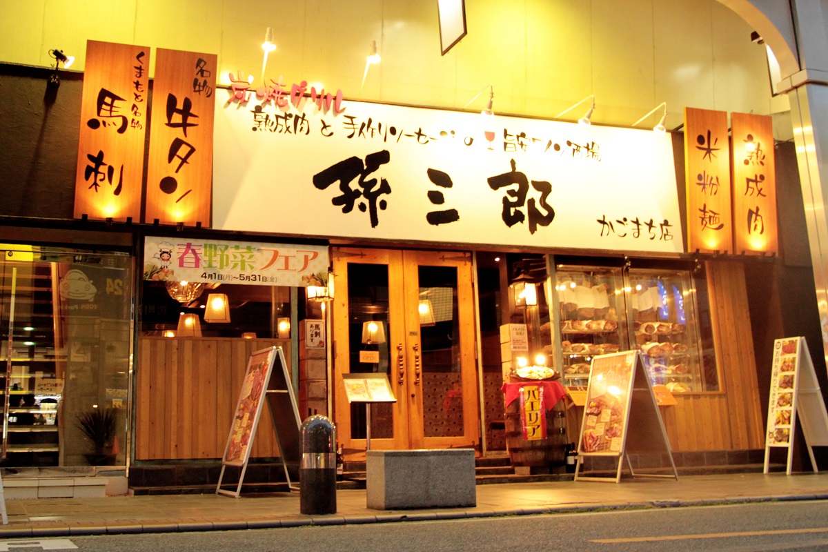 お店の外からも熟成庫に入れられた肉が見えます