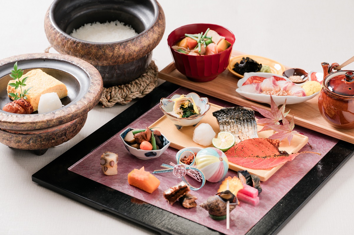 朝／最高の朝食 ¥1,800。炊きたて土鍋ご飯と旬の魚