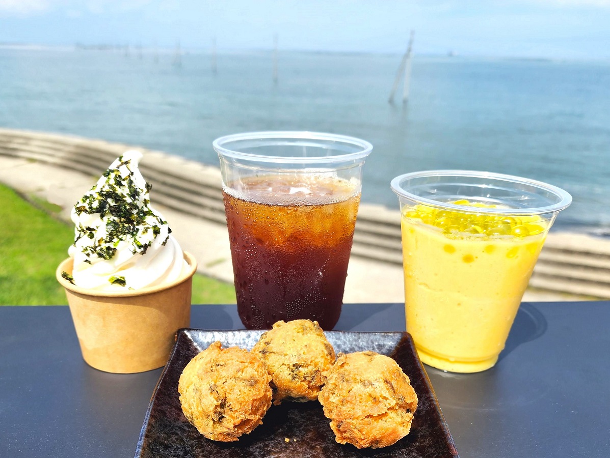 左からソフトクリーム¥000、オリジナルコーヒー¥000、フルーツスムージー¥000、サーターアンダギー¥000