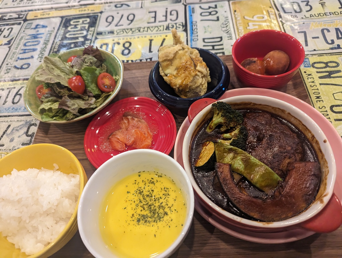 あか牛ハンバーグ¥0000。地元の赤牛とりんどうポークの合挽で肉のうまみが際立つそう