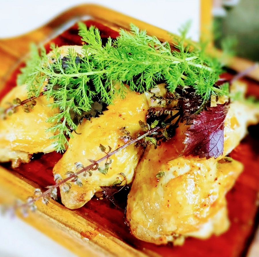 低温オイルで柔らかく煮込み、最後にカリっと焼き上げる加藤のチキンヤロー¥000はお店の名物