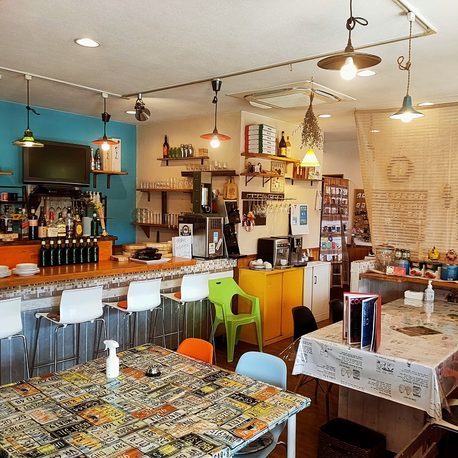 身近な雰囲気で地元の人も観光客も入りやすそうな店内