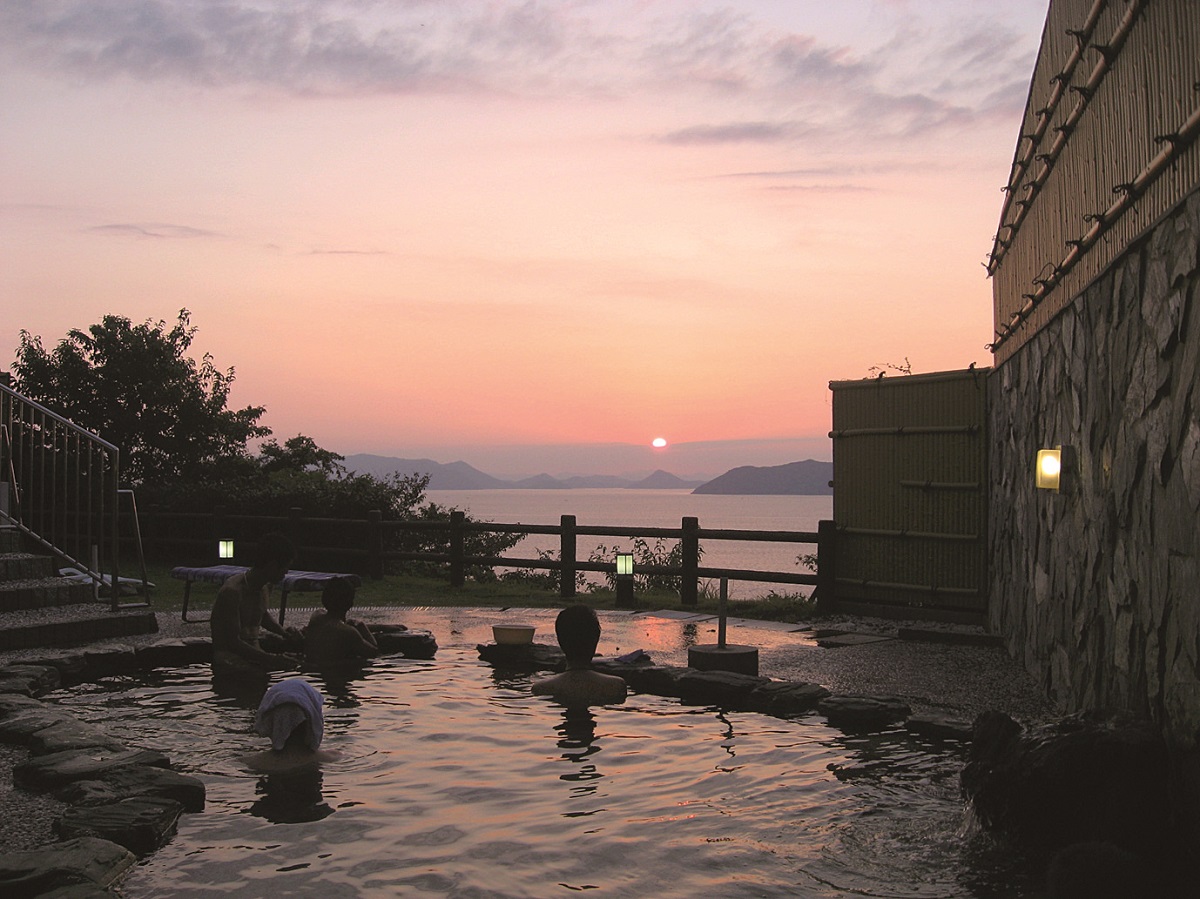 園内にはほのかに潮の香るナトリウム泉の温泉施設もあります