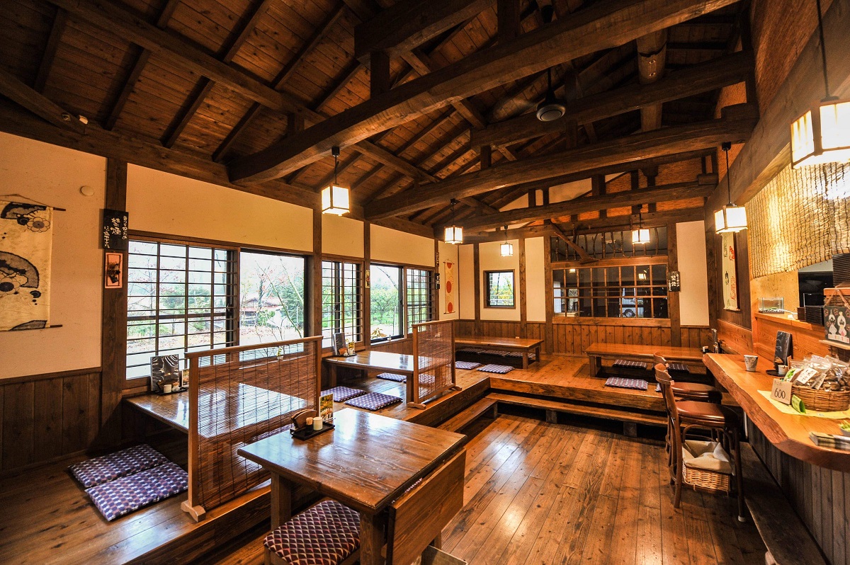 自然に囲まれた場所にあり、店内も木のぬくもりが溢れています