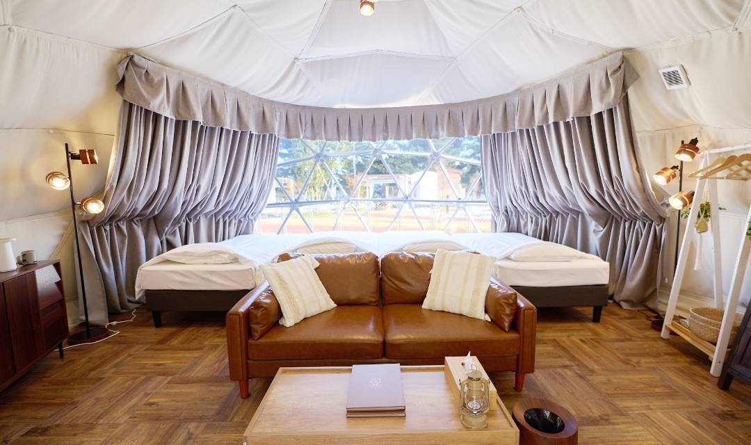 ドーム型テントの内部（レイクビュータイプ）／写真提供：Cafe AFUMI