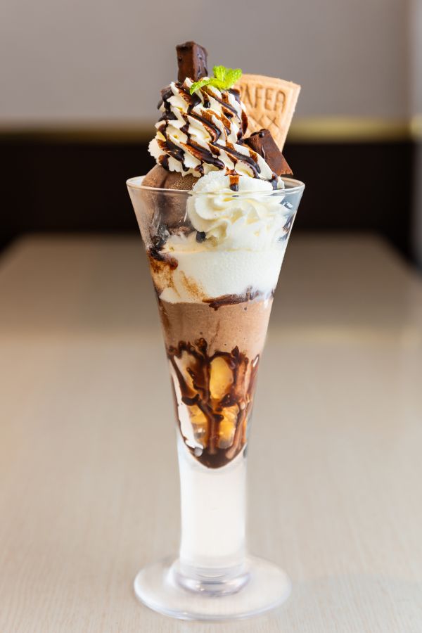 「スノーロイヤル生チョコパフェ」1280円