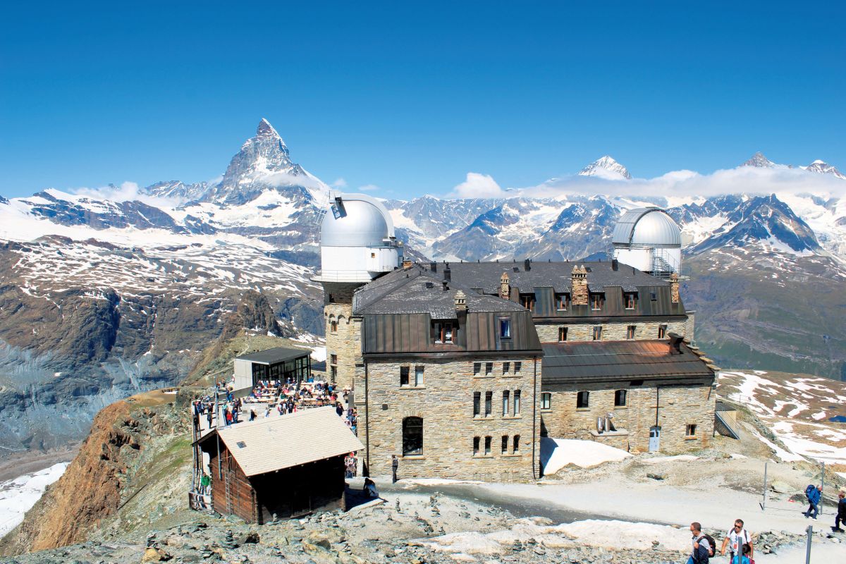  マッターホルンやモンテローザの朝焼けを部屋から堪能