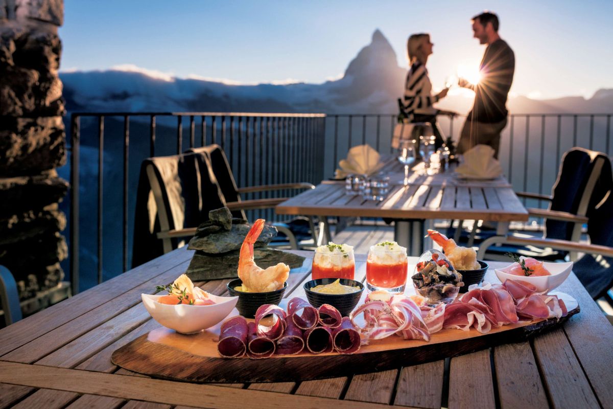 4000m級の山に囲まれながら贅沢な食事を