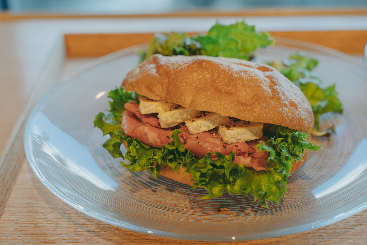 「ビーフパストラミとカマンベールのパニーニセット(ドリンク付き）」 1600円