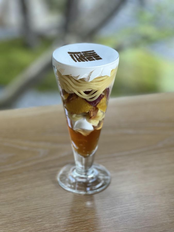 「季節の福パフェ（さつまいもとキャラメル）」 1400円※1/8まで。美術館の展示替えに合わせて内容が変わることがあります。