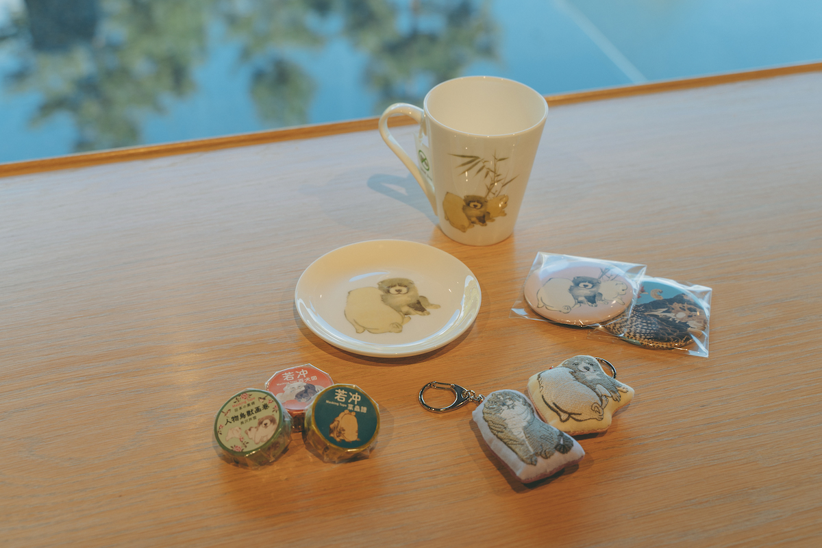 左から時計回りに「マスキングテープ」各550円、「中皿　応挙「仔犬たち」」2530円、「応挙「仔犬たち」マグカップ」2530円、「缶マグネット」各550円、「クッションキーホルダー」各1870円