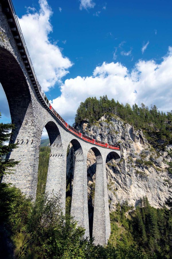 ほとんど足場のない、険しい岩崖の間に造られたラントヴァッサー橋