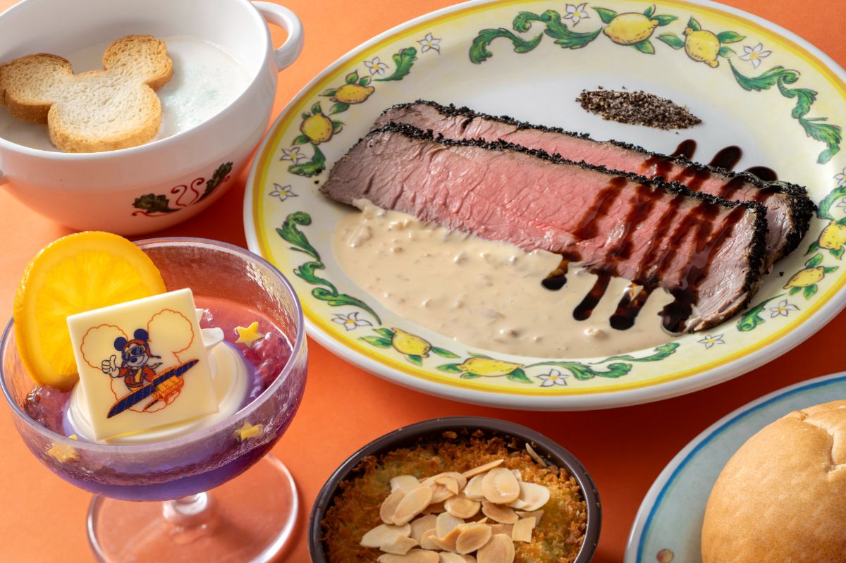 トマトのポタージュ、シュリンプ入り ハンバーグ、てりやきソースとタルタルソース パンまたはライス チョコレートムース＆ブルーゼリー ソフトドリンクのチョイス