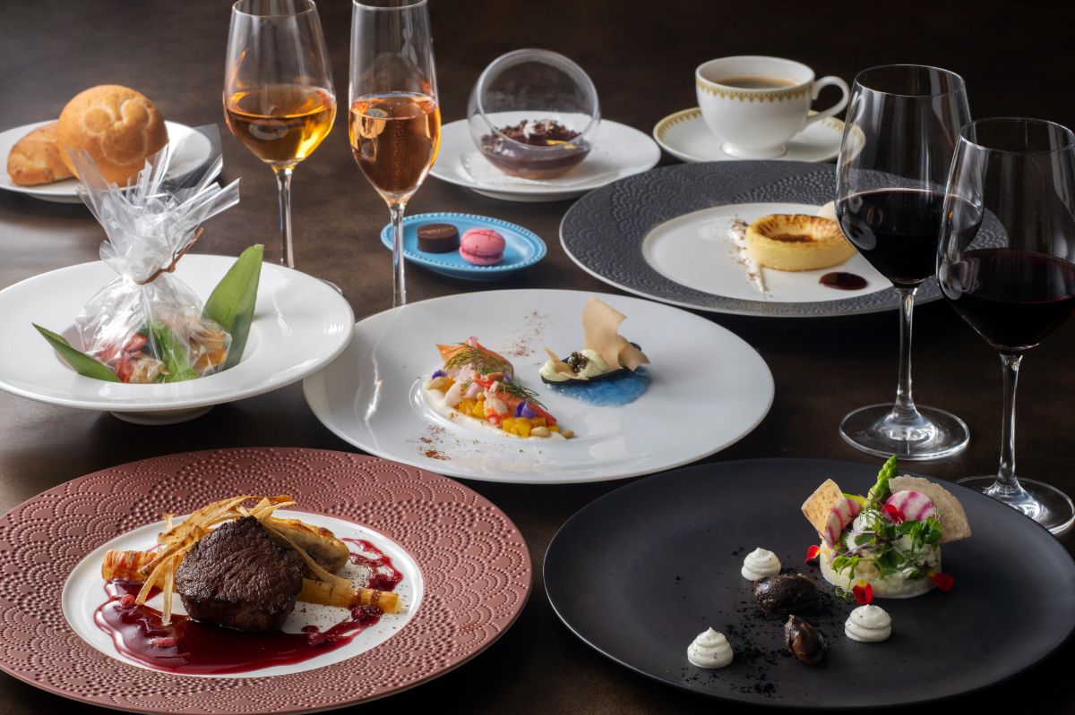タラバ蟹とキングサーモンのセビーチェ／<スパークリングワイン>ロータリ ブリュット ロゼ（ロータリ) オマール海老とアンコウのブイヤベース、東南アジア風／<オレンジワイン>ルカツィテリ（ストリ・マラニ） 鴨の砂肝のコンフィとフムスのサラダ仕立て／<赤ワイン>コート・デュ・ローヌ ルージュ ル・カイユ（ル・クロ・デュ・カイユ） 国産牛フィレ肉のポワレとムサカ、アピシウスソース／<赤ワイン>インペリアル レセルバ（クネ） パン チョコレートクリームとオレンジコンポート、メドウスウィートの香り バスクチーズケーキ、レモンシャーベット添え ミニャルディーズ コーヒーまたは紅茶