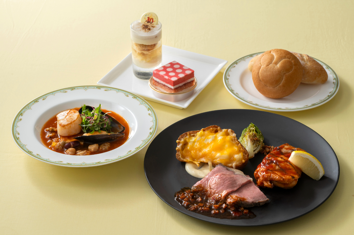 シーフードトマトスープ（帆立貝、ムール貝、蟹のムース） ローストビーフとグリルチキンのバッファローソース パン レモンパイ仕立てのヴェリーヌ、ストロベリーケーキ