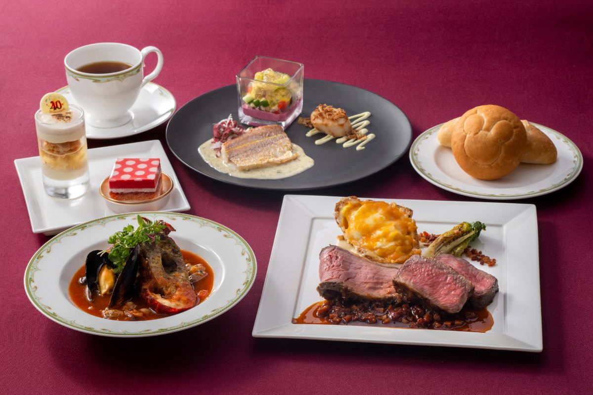 シーフードトマトスープ（南伊勢海老、ムール貝、蟹のムース） イトヨリ鯛のポワレと帆立貝のエストラゴン風味、ケイパー入りバターソース 黒毛和牛サーロインのグリルとローストビーフ、 チョリソーのバーベキューソース パン レモンパイ仕立てのヴェリーヌ、ストロベリーケーキ コーヒーまたは紅茶