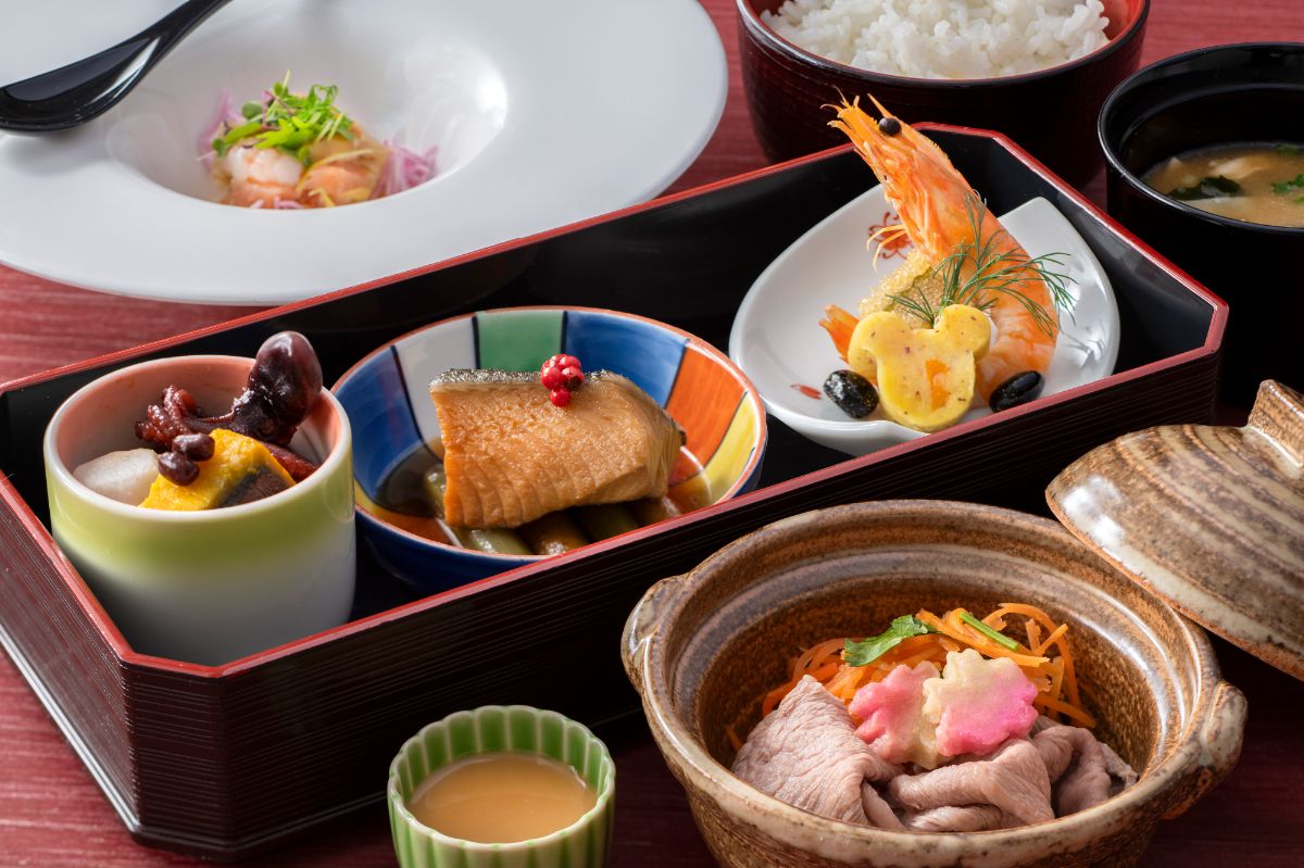 季節の前菜（筍と海老とサーモンの味噌和え) 銀鱈の煮付け 蛸と里芋と南瓜の揚げ出し 祝肴（海老芝煮、子持ち昆布、 栗きんとん、黒豆） 和牛の蒸し小鍋、胡麻だれ添え ご飯 味噌汁