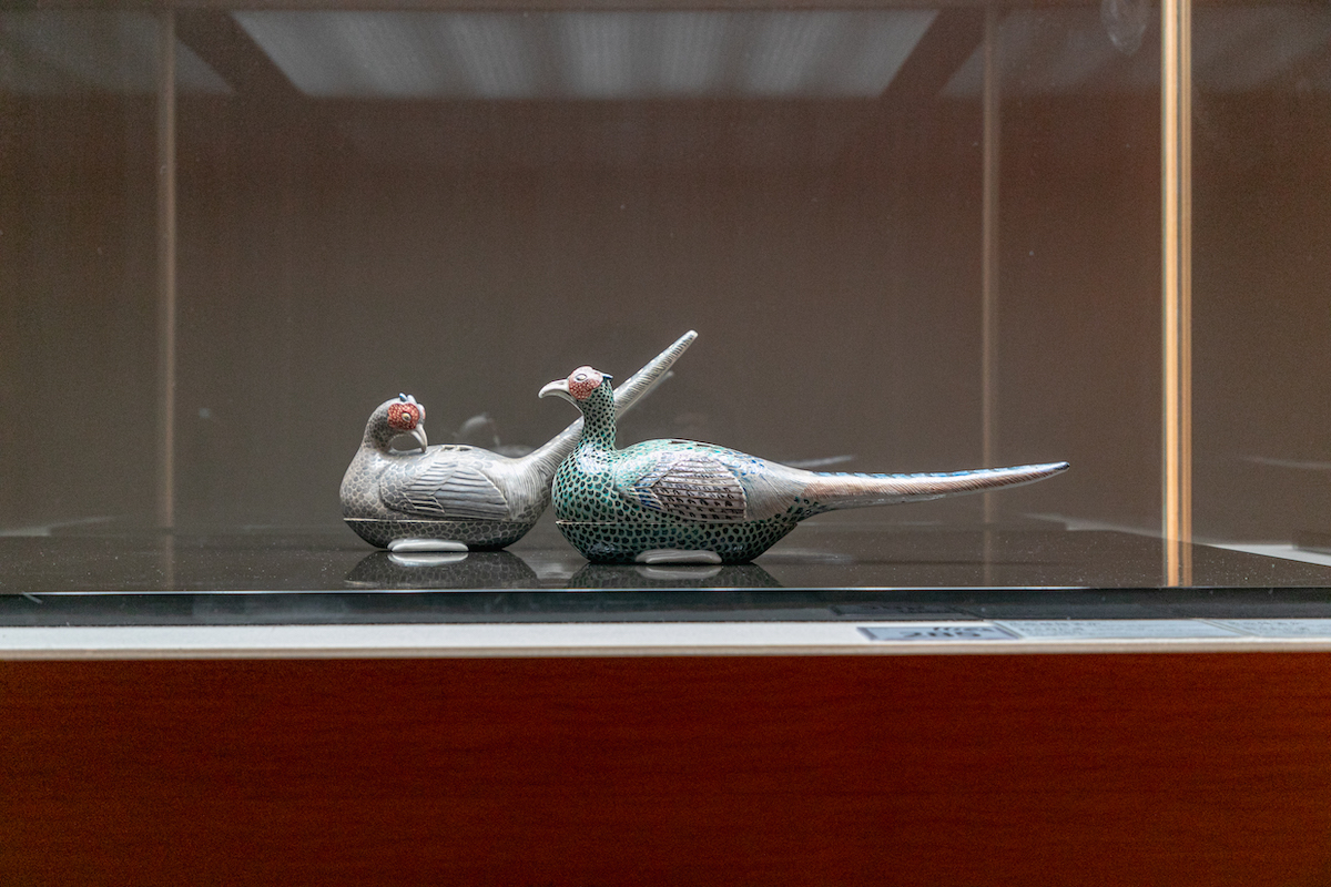 ≪色絵雌雉香炉（いろえめすきじこうろ）≫（写真左）、≪色絵雉香炉（いろえきじこうろ）≫（写真右）